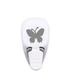 L'Artoz Papier AG Stanzer S Schmetterling est une perforatrice en papier blanc avec un motif de papillon gris, idéal Bastelzubehör for Karten gestalten. Elle permet de créer de magnifiques découpes en forme de papillon pour vos projets créatifs.