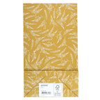 Un papier à motifs jaune vif, orné d'un motif de feuilles blanches, met en valeur le style élégant du design suisse classique. En bas, une étiquette blanche indique la marque Artoz Papier AG et les détails de la certification FSC, ce qui fait du modèle « Papiertüte L Winter Design Gelb » un choix idéal pour un emballage cadeau ou pour créer un ravissant sac cadeau. Un rabat d'enveloppe dépasse légèrement sous l'étiquette.