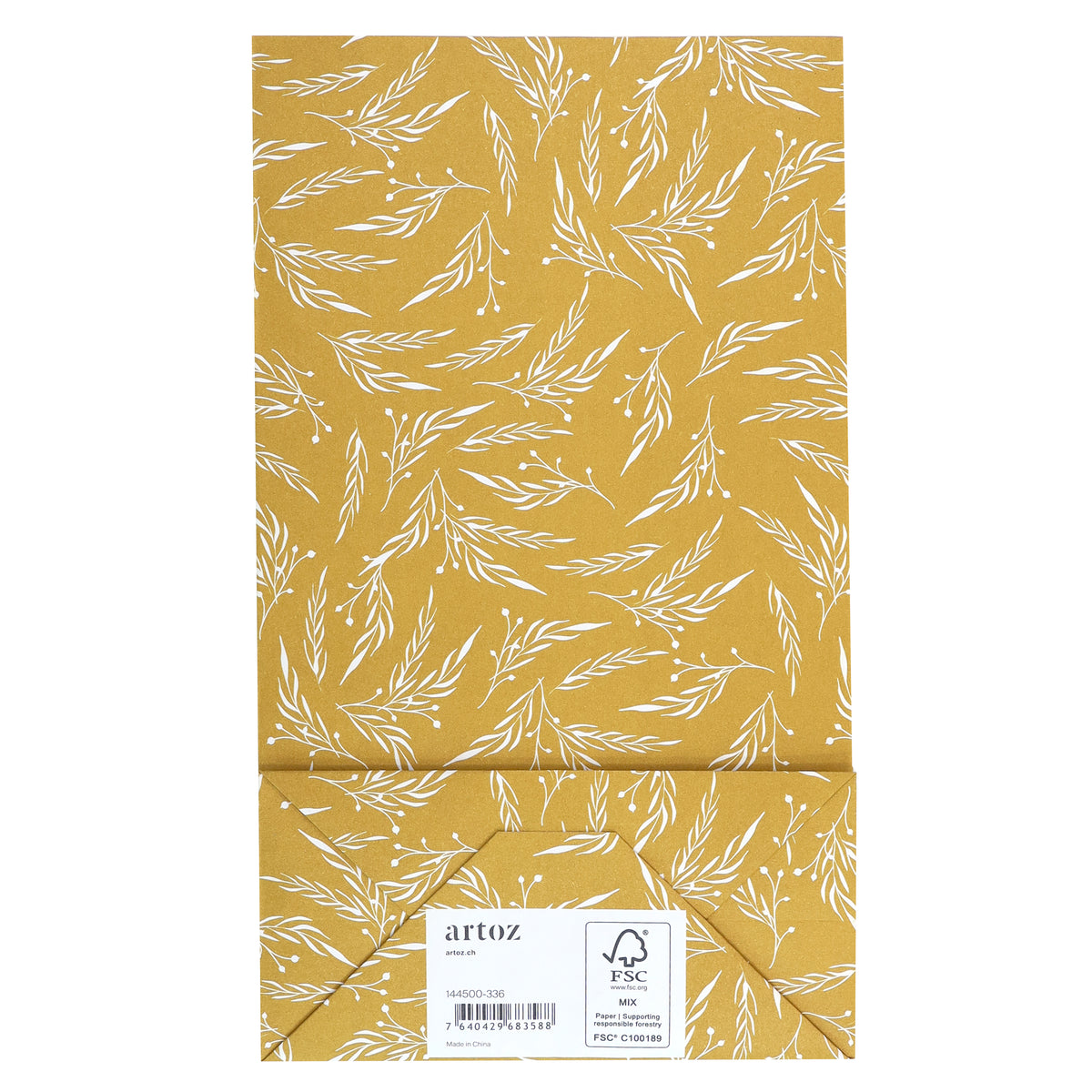 Un papier à motifs jaune vif, orné d'un motif de feuilles blanches, met en valeur le style élégant du design suisse classique. En bas, une étiquette blanche indique la marque Artoz Papier AG et les détails de la certification FSC, ce qui fait du modèle « Papiertüte L Winter Design Gelb » un choix idéal pour un emballage cadeau ou pour créer un ravissant sac cadeau. Un rabat d'enveloppe dépasse légèrement sous l'étiquette.