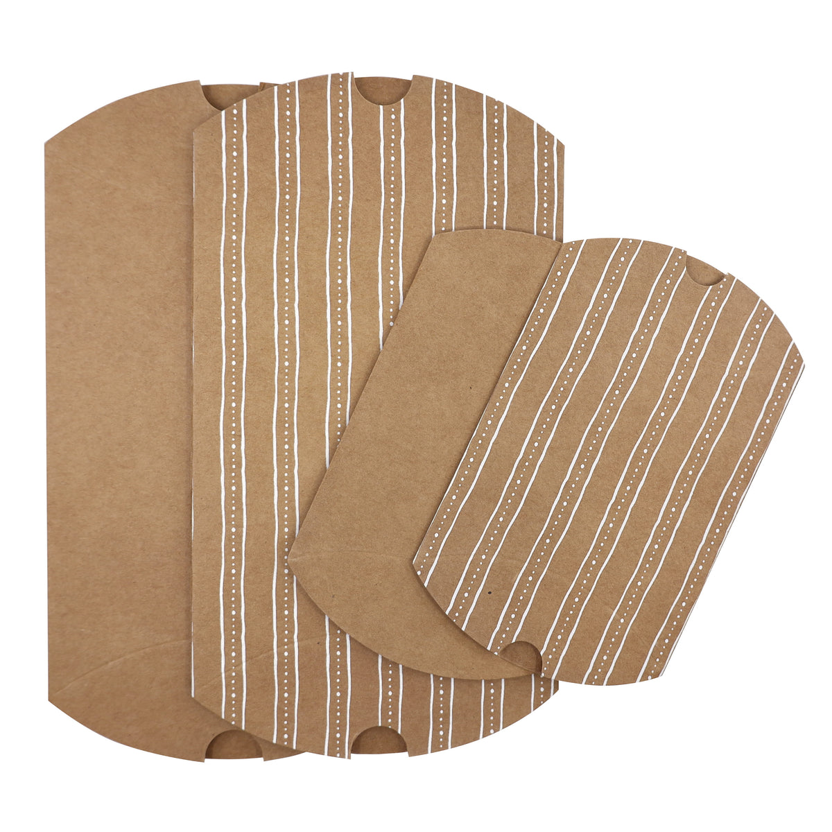 Drei braune Faltschachteln aus Kraftpapier der Artoz Papier AG, jeweils mit abgerundeten Ecken und verziert mit vertikalen weißen gestrichelten und durchgezogenen Linien, sind auf einem weißen Hintergrund gestapelt – ideal als elegante Geschenkverpackung in einem Geschenkverpackungsset oder für festliche Weihnachts-Faltschachteln.