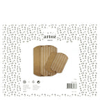 Ein Set der „Faltschachteln Kraft“ von Artoz Papier AG enthält zwei braune Papiertüten mit weißen Streifen vor einem festlichen Hintergrund mit weiß-grünem Blattmuster – ideal für Weihnachtsgeschenke. Dieses Geschenkverpackungs-Set enthält vier Stück, wie auf der Verpackung angegeben.