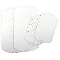 Quatre boîtes pliantes blanches « Noël avec des étoiles » de la marque Artoz Papier AG, de forme « pillow box », ornées d'étoiles dorées de différentes tailles, sont disposées les unes sur les autres sur un fond blanc — idéales comme emballages cadeaux élégants.