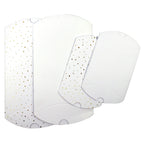 Quatre boîtes pliantes blanches « Noël avec des étoiles » de la marque Artoz Papier AG, de forme « pillow box », ornées d'étoiles dorées de différentes tailles, sont disposées les unes sur les autres sur un fond blanc — idéales comme emballages cadeaux élégants.