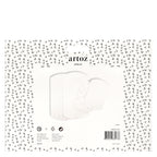 Un colis blanc portant la mention « Artoz Papier AG » présente quatre élégantes boîtes pliantes blanches de Noël ornées d'étoiles, chacune décorée d'étoiles dorées. L'arrière-plan est composé d'un motif répétitif de cœurs noirs, qui apporte une touche charmante. Les symboles de recyclage et les icônes des produits figurent sous les boîtes pliantes.