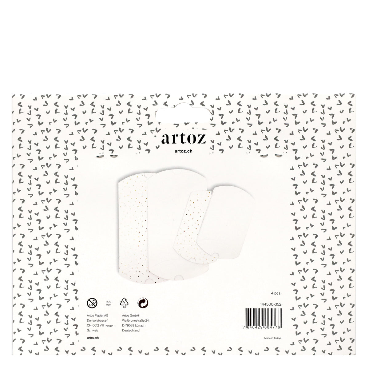 Un colis blanc portant la mention « Artoz Papier AG » présente quatre élégantes boîtes pliantes blanches de Noël ornées d'étoiles, chacune décorée d'étoiles dorées. L'arrière-plan est composé d'un motif répétitif de cœurs noirs, qui apporte une touche charmante. Les symboles de recyclage et les icônes des produits figurent sous les boîtes pliantes.