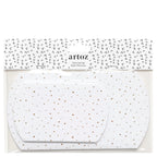 Deux boîtes pliantes blanches « Faltschachteln Weihnachten mit Sternen » de la marque Artoz Papier AG sont emballées dans un sachet en plastique transparent. Le motif de ces boîtes, qui se détache sur un fond blanc parsemé de petites formes abstraites noires, en fait des emballages cadeaux parfaits pour toutes les occasions.