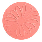Objet rond et rose, orné d'un motif en relief représentant une marguerite dont les longs pétales rayonnent à partir du centre, réalisé à l'aide d'un tampon à gaufrer « Ersatz Sujet Blume » de la marque Artoz Papier AG.