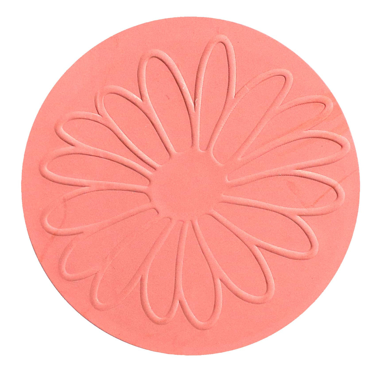 Objet rond et rose, orné d'un motif en relief représentant une marguerite dont les longs pétales rayonnent à partir du centre, réalisé à l'aide d'un tampon à gaufrer « Ersatz Sujet Blume » de la marque Artoz Papier AG.