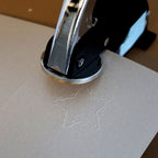 Le tampon à relief « Motiv Stern » d'Artoz Papier AG imprime un motif en forme d'étoile sur du papier marron clair, créant ainsi un contour en relief — idéal pour les projets de loisirs créatifs et pour ajouter des détails uniques à vos créations.