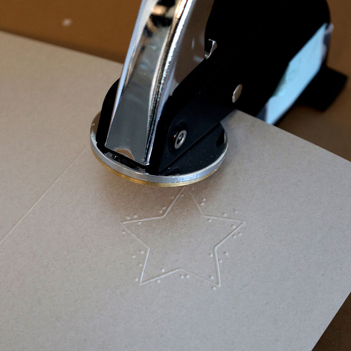 Le tampon à relief « Motiv Stern » d'Artoz Papier AG imprime un motif en forme d'étoile sur du papier marron clair, créant ainsi un contour en relief — idéal pour les projets de loisirs créatifs et pour ajouter des détails uniques à vos créations.
