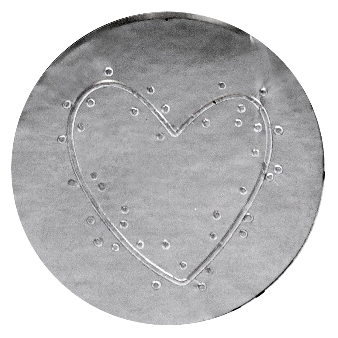 Une feuille d'argent ronde ornée d'un motif de cœur en relief au centre, réalisée à l'aide du tampon à gaufrer « Motiv Herz » d'Artoz Papier AG et rehaussée de délicats points en relief — idéale pour les projets de loisirs créatifs et pour apporter une touche de charme grâce à ce tampon à gaufrer.