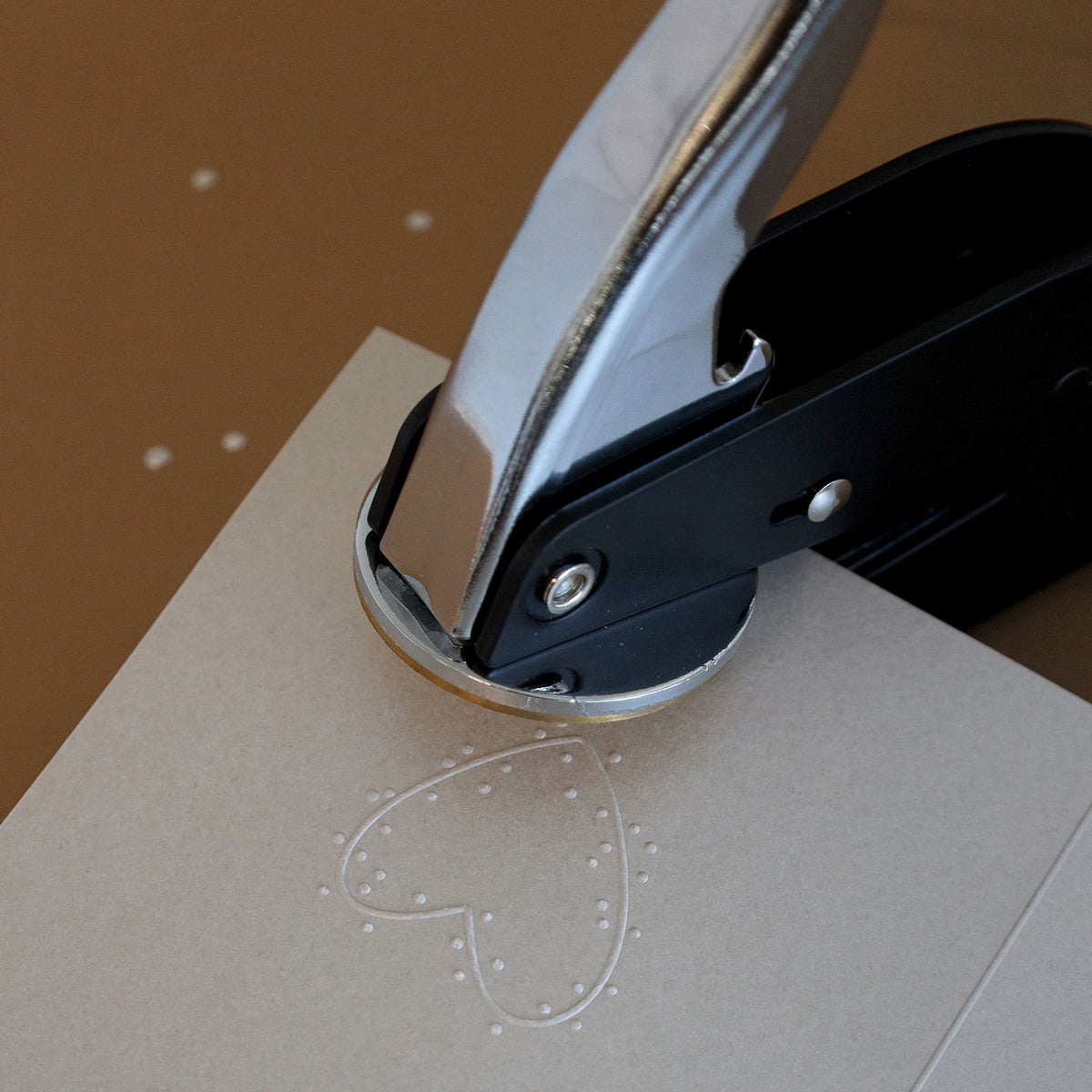 Le tampon à gaufrer « Motiv Herz » d'Artoz Papier AG permet de gaufrer sans effort un ravissant motif de cœurs en pointillés sur du papier beige, ce qui en fait le complément idéal pour votre prochaine création dans le cadre de vos projets de loisirs créatifs.