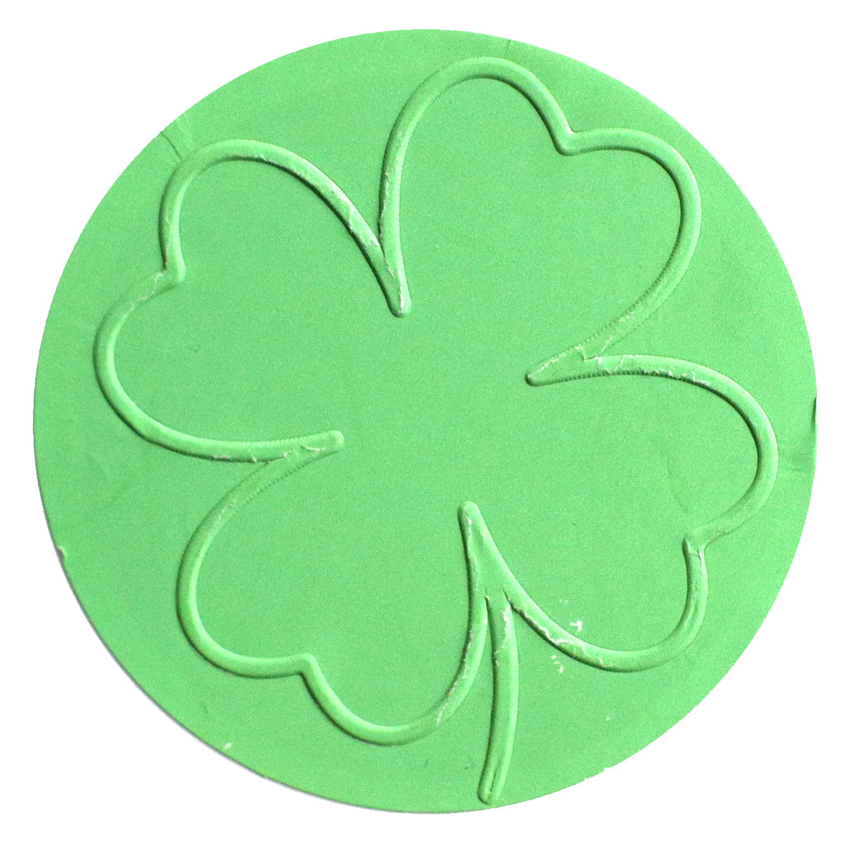 Un objet circulaire vert sur lequel figure, au centre, le contour d'un trèfle à quatre feuilles, rappelant le motif « Prägestempel Ersatz Sujet Kleeblatt » créé par Artoz Papier AG.