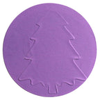Un cercle violet orné du motif « Prägestempel Ersatz Sujet Tannenbaum » d'Artoz Papier AG, avec une silhouette de sapin de Noël en relief au centre — idéal pour apporter une touche festive à vos projets de bricolage.