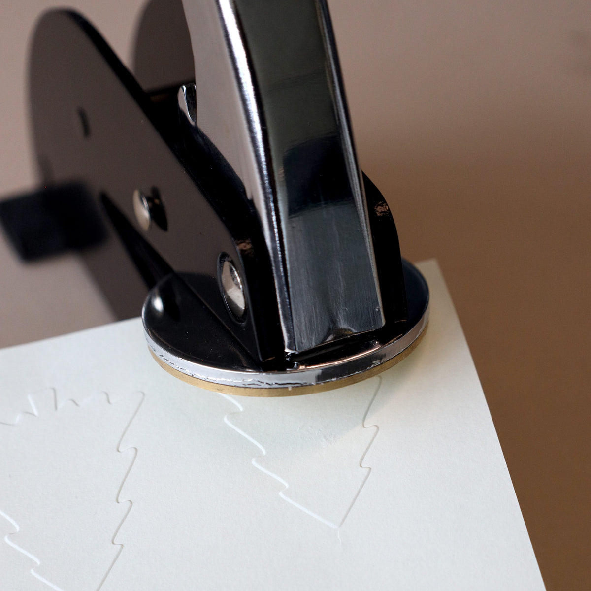 Gros plan sur le tampon « Ersatz Sujet Tannenbaum » de la société Artoz Papier AG, qui imprime un motif en forme d'arbre sur du papier blanc – idéal pour apporter une touche personnelle à vos projets de bricolage.