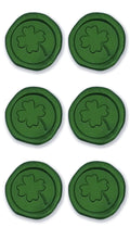 Six autocollants circulaires verts Artoz Wachssiegel-Sticker "Kleeblatt" d'Artoz Papier AG, chacun avec un trèfle à quatre feuilles en relief, disposés en deux rangées de trois - des accents idéaux pour les Geschenkverpackung ou les projets créatifs Basteln.