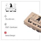 Der Stempel „Wichtel“ der Artoz Papier AG ist ein bezaubernder Holzstempel, auf dem drei Wichtel auf einer Bank sitzen. Mit einer Größe von 70 x 50 mm ist dieser FSC-zertifizierte Stempel mit dem Label „Swiss Design“ versehen und eignet sich ideal als Bastelzubehör für Ihr nächstes kreatives Projekt.