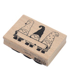 Der Stempel „Wichtel“ der Artoz Papier AG ist ein Holzstempel, der drei Wichtel mit hohen Hüten zeigt, die gemeinsam auf einer Bank sitzen – ideal als Holzstempel „Wichtel“ für Ihre DIY-Bastelarbeiten.