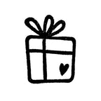 Un simple dessin en noir et blanc représentant un coffret cadeau orné d'un nœud sur le dessus et d'un petit cœur sur le côté, idéal pour les loisirs créatifs ou comme source d'inspiration pour le motif « Stempel Geschenk klein » d'Artoz Papier AG.