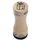 Le tampon « Artoz Papier AG Stempel Geschenk klein » est un tampon en bois muni d'un manche, sur la surface d'impression duquel figure le contour noir d'un coffret cadeau orné d'un nœud et d'un petit cœur — idéal pour votre prochain projet de loisirs créatifs.