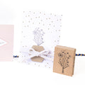 L'Artoz Papier AG Stempel Blumenstrauss propose une carte de vœux à pois dorés avec un bouquet estampillé en noir et un nœud en fil blanc, ainsi qu'un tampon assorti - idéal pour les Bastelarbeiten et les projets créatifs.