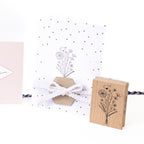 L'Artoz Papier AG Stempel Blumenstrauss propose une carte de vœux à pois dorés avec un bouquet estampillé en noir et un nœud en fil blanc, ainsi qu'un tampon assorti - idéal pour les Bastelarbeiten et les projets créatifs.