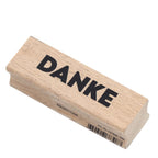 Der Artoz Papier AG Stempel Danke aus Holz mit kräftigem "DANKE"-Schriftzug eignet sich ideal für Bastelprojekte oder Einladungskarten. Größe: 60x20x17 mm, seitlich mit Barcode versehen.