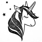 L'Artoz Papier AG Stempel Einhorn représente une tête de licorne noire et blanche avec un œil fermé, une crinière fluide, une corne en spirale et trois petites étoiles - parfait pour les Bastelarbeiten ou la décoration des Einladungskarten.
