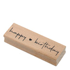 Der Stempel Happy Birthday von Artoz Papier AG besticht durch sein Holzdesign mit schwarzer Schreibschrift und kleinem Herz - ideal für Bastelarbeiten oder um Ihren Projekten eine charmante Note zu verleihen.