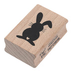 L'Artoz Papier AG Stempel Osterhase est un tampon en bois avec une silhouette de lapin noir (vue de dos, queue et oreilles visibles), idéal pour l'artisanat ou la personnalisation d'invitations. Le marquage certifié FSC se trouve sur le côté.
