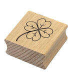Le Stempel Kleeblatt d'Artoz Papier AG est un tampon en bois surmonté d'un trèfle à quatre feuilles dessiné en noir - un complément idéal à votre collection de Bastelzubehör.