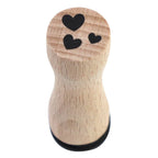 Der Stempel "kleine Herzen" von Artoz Papier AG mit drei kleinen Herzmotiven ist das ideale Werkzeug für kreative Bastel- und Stempelprojekte!.