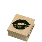 Le Stempel Kussmund d'Artoz Papier AG est orné d'un motif Kussmund noir sur le dessus, ce qui en fait un outil idéal pour les projets créatifs et le Bastelarbeiten.
