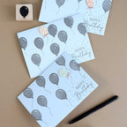 Trois cartes d'anniversaire faites à la main, décorées de motifs Luftballon colorés, d'un stylo noir et de l'étiquette Artoz Papier AG Stempel Luftballon Holzstempel sur une surface brune. Chaque carte porte l'inscription "Joyeux anniversaire" - idéal pour le Bastelarbeiten et les cadeaux créatifs !.