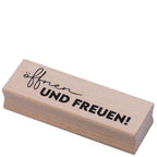 Le Stempel "Öffnen und Freuen" d'Artoz Papier AG est un tampon en bois imprimé en noir, avec öffnen en cursive et UND FREUEN ! en gras - idéal pour les travaux manuels ou les cartes d'invitation.