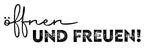 L'image présente le timbre Artoz Papier AG "Öffnen und Freuen" avec des polices manuscrites et texturées en gras - parfait pour Bastelarbeiten ou pour personnaliser des Einladungskarten avec un flair créatif.