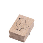 Der Artoz Papier AG Stempel Vogel ist ein kleiner Holzstempel mit einer einfachen schwarzen Strichzeichnung eines Vogels - ideal für Bastelarbeiten und kreative Projekte mit Vogelmotiv.