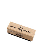 Der Stempel "von Herzen" von Artoz Papier AG ist ein rechteckiger Holzstempel mit dem Schriftzug "von Herzen" in schwarzer Schrift, was "von Herzen" bedeutet. Er ist ideal für Bastelarbeiten und wird auf einem weißen Hintergrund abgebildet.