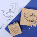 Le sceau Wal d'Artoz Papier AG se trouve sur du papier bleu, mais aussi sur du papier blanc avec le motif du sceau. Un décor bleu-weißes Garn vient compléter la scène.
