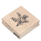 Der Artoz Papier AG Stempel Zweig rund ist ein quadratischer Holzstempel mit einem schwarzen botanischen Motiv in der Mitte, umrahmt von Punkten. Er verfügt über ein helles Naturholz-Finish und einen sichtbaren Barcode - ideal für Bastelarbeiten.