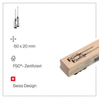 Le « Stempel Kerzen » d'Artoz Papier AG est un tampon en bois certifié FSC représentant une bougie, idéal pour les travaux manuels et les projets créatifs de bricolage avec des tampons en bois. Mesurant 60 x 20 mm, ce tampon de conception suisse est partiellement visible à droite sur un fond blanc, accompagné d'icônes et d'un texte mettant en avant ses caractéristiques.