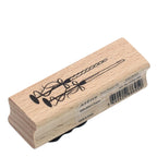 Une carte rectangulaire « Stempel Kerzen » de la marque Artoz Papier AG, ornée d'une illustration noire représentant une plume de calligraphie et une plume d'oie, est idéale pour les projets de bricolage et comporte un code-barres pratique sur le côté.