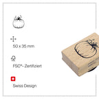 Tampon « Kürbis » d'Artoz Papier AG : un tampon en bois certifié FSC® de 50 x 35 mm représentant une citrouille, de qualité « Swiss Design ». Seule une partie du tampon en bois « Holzstempel Buche » est visible à droite. Des icônes et du texte mettent en valeur ce complément idéal pour vos projets de bricolage ou pour compléter votre collection de tampons « Stempel Tannenbaum ».