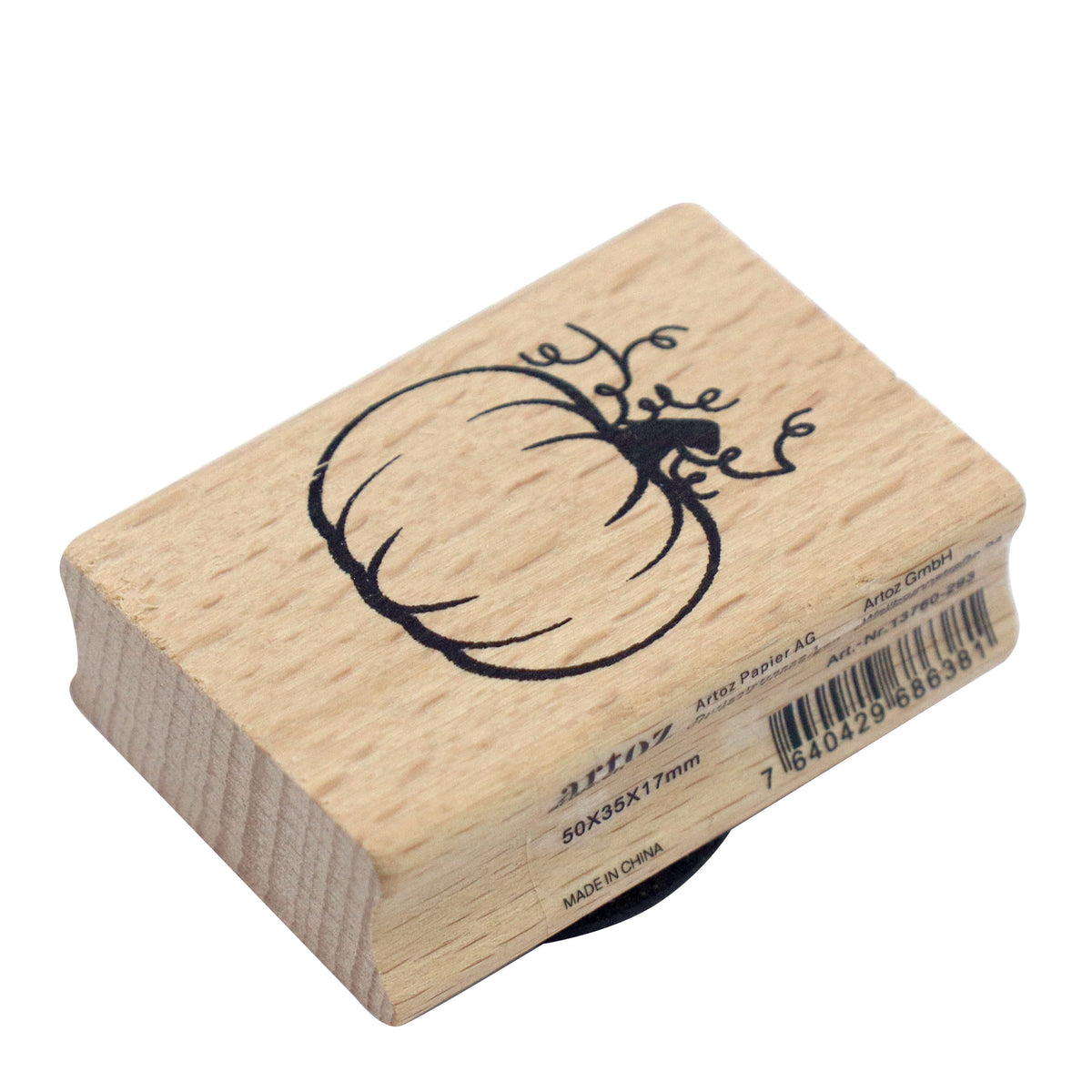 Un tampon en bois (Stempel Kürbis) de la marque Artoz Papier AG, orné d'un motif de citrouille noire et d'une étiquette avec code-barres sur le côté — idéal pour vos projets de bricolage (Basteln) ou pour apporter une touche créative à votre collection de tampons Stempel Tannenbaum.