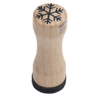 Veredeln Sie Ihre DIY-Bastelprojekte mit dem Stempel „Schneeflocke klein“ von Artoz Papier AG. Dieser Holzstempel verfügt über einen praktischen Griff und zeigt auf der Oberseite ein schwarzes Schneeflockenmotiv – damit verleiht er Ihren Bastelarbeiten einen festlichen Akzent, besonders in Kombination mit Ihren Lieblingsmotiven aus der Stempel-Tannenbaum-Serie.
