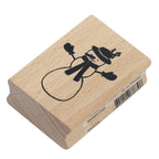 Der „Schneemann“-Stempel der Artoz Papier AG ist ein Holzstempel mit einer schwarzen Abbildung eines lächelnden Schneemanns mit Mütze, Schal und Handschuhen – ideal, um Ihrem Bastelbedarf eine fröhliche Note zu verleihen oder ihn mit Ihren Lieblingsmotiven aus der „Tannenbaum“-Stempelserie zu kombinieren.