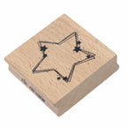 Der „Stempel Stern dekoriert“ von Artoz Papier AG ist ein Holzstempel, der sich ideal für Bastelarbeiten eignet. Er zeigt ein schwarz umrandetes Sternmotiv (Stempel Stern), das von kleinen, ausgefüllten Sternen umgeben ist – alles auf weißem Hintergrund.