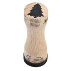 Ein kleiner Tannenbaum-Stempel von Artoz Papier AG mit einem minimalistischen schwarzen Tannenbaum-Motiv an der Spitze. Der abgerundete, glatte Griff ist aus Buchenholz gefertigt (Holzstempel Buche) und am unteren Ende mit Schriftzügen und Symbolen verziert – die ideale Wahl, um Ihren DIY-Bastelprojekten einen charmanten Akzent zu verleihen.