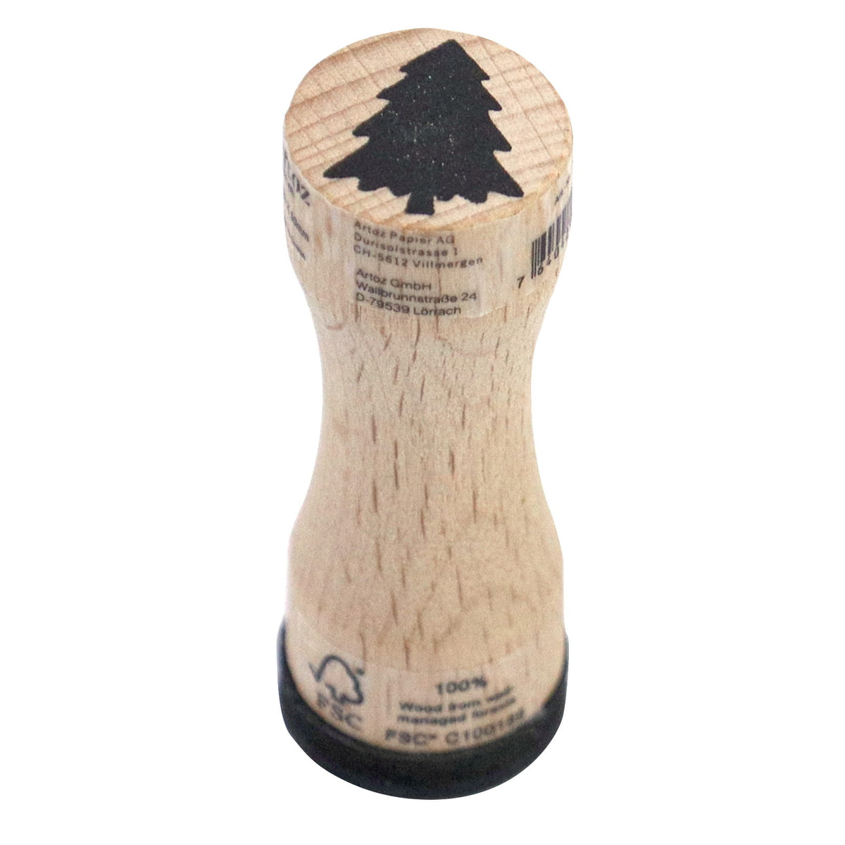 Ein kleiner Tannenbaum-Stempel von Artoz Papier AG mit einem minimalistischen schwarzen Tannenbaum-Motiv an der Spitze. Der abgerundete, glatte Griff ist aus Buchenholz gefertigt (Holzstempel Buche) und am unteren Ende mit Schriftzügen und Symbolen verziert – die ideale Wahl, um Ihren DIY-Bastelprojekten einen charmanten Akzent zu verleihen.