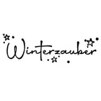 Le papier « Stempel Winterzauber » d'Artoz Papier AG présente le mot « Winterzauber » écrit à la main dans une élégante écriture noire, entouré d'étoiles et de petits points délicats sur fond blanc. Avec son charmant motif de sapin de Noël, il est idéal pour le scrapbooking ou les projets festifs.